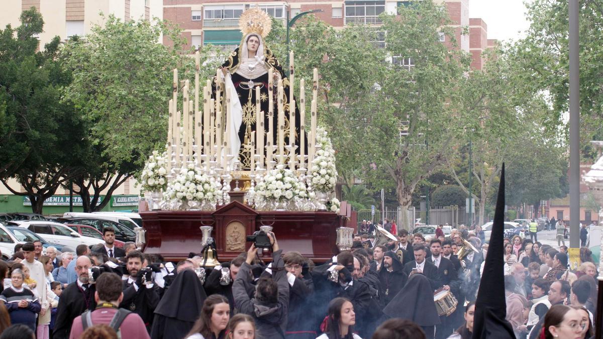 La Virgen de los Desamparados a su paso por la calle Alozaina