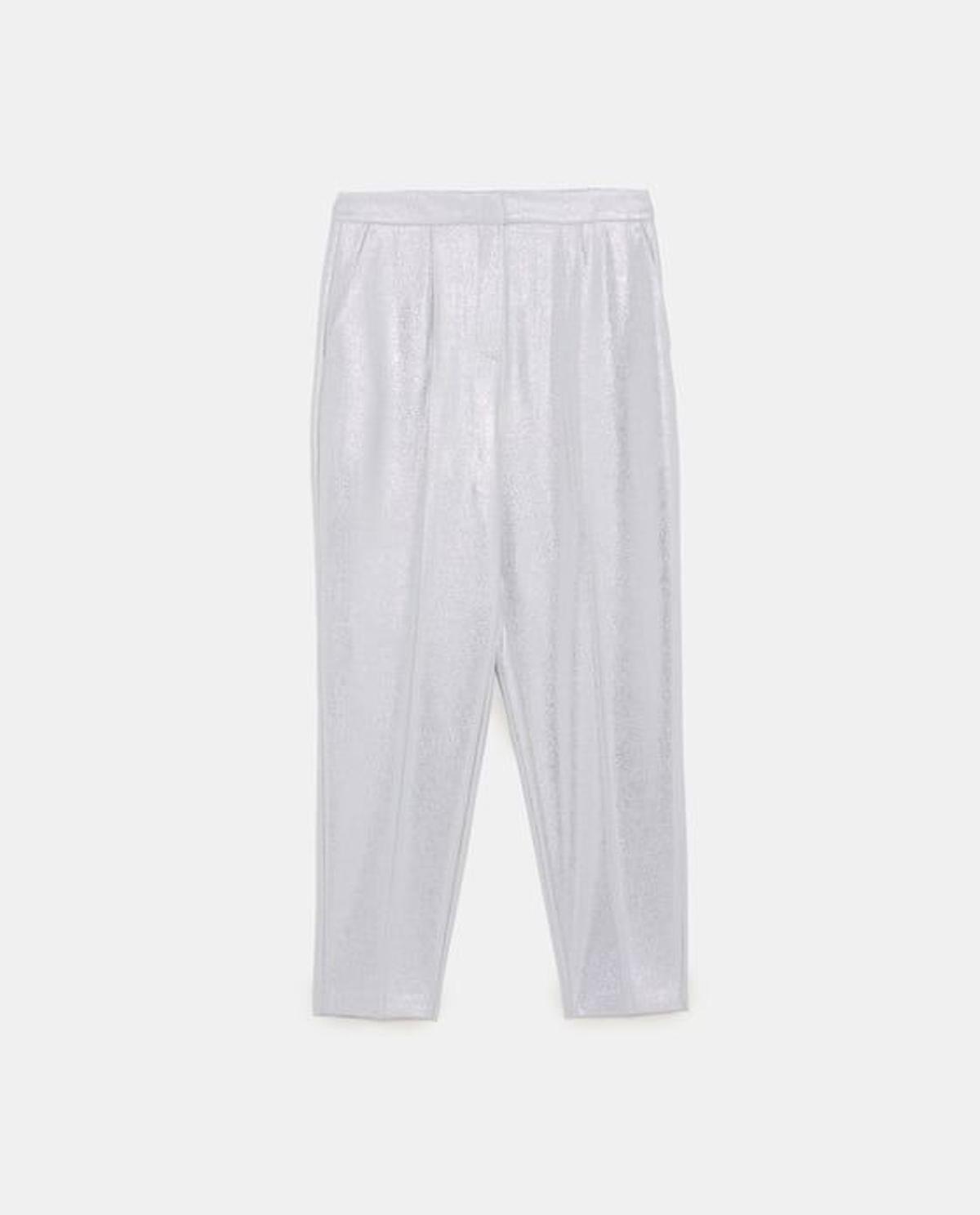 Este es el pantalón metalizado de Zara que triunfa entre las