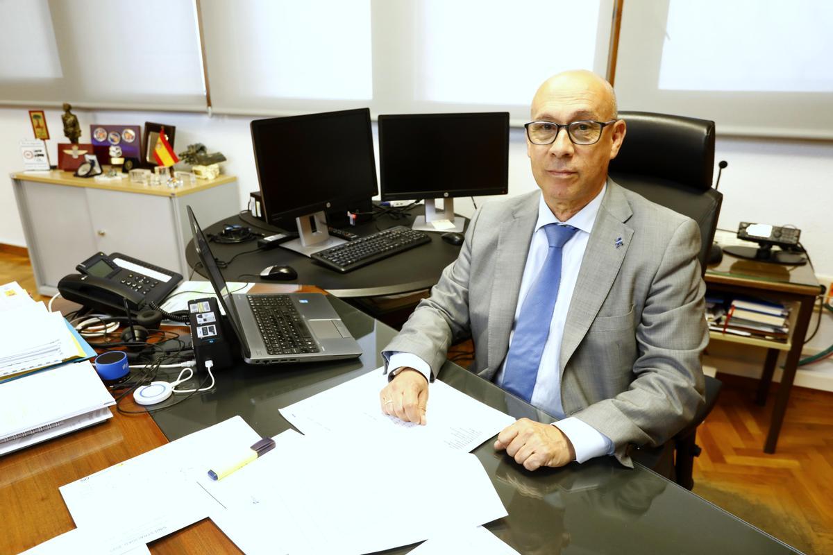 José Antonio Mérida, en la mesa de su despacho de la Jefatura Provincial de Tráfico de Zaragoza ubicado en vía Univérsitas..