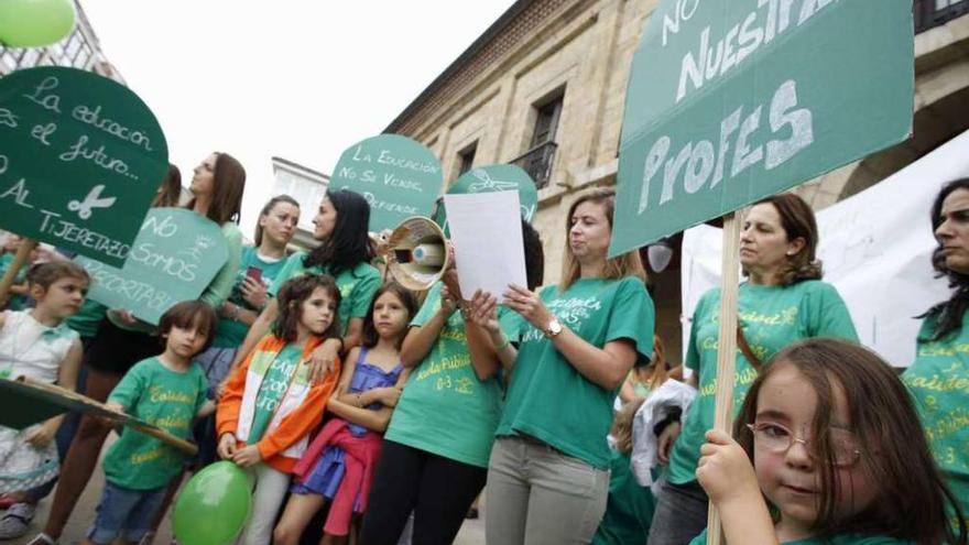 Participantes en una concentración en El Parche contra los recortes en las escuelas de bebés.