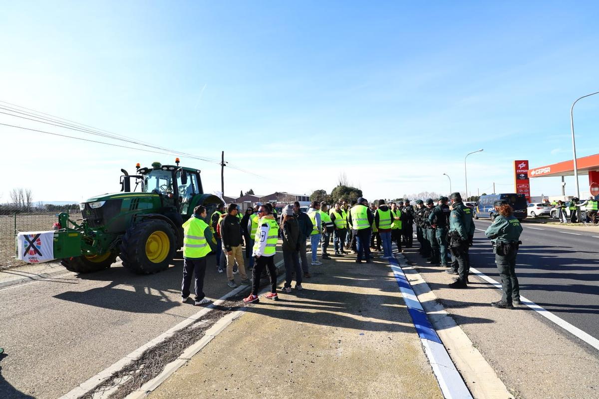 En imágenes | Atascos en los alrededores de Plaza por un protesta de agricultores por el acuerdo del Mercosur En imágenes | Atascos en los alrededores de Plaza por un protesta de agricultores por el acuerdo del Mercosur