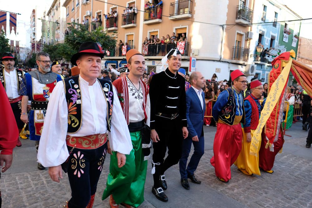 Millones de papelitos sobrevolaron a los miles de eldenses que se apiñaron cerca del castillo de Embajadas para escuchar y cantar el pasodoble Idella, que marca el comienzo de las fiestas