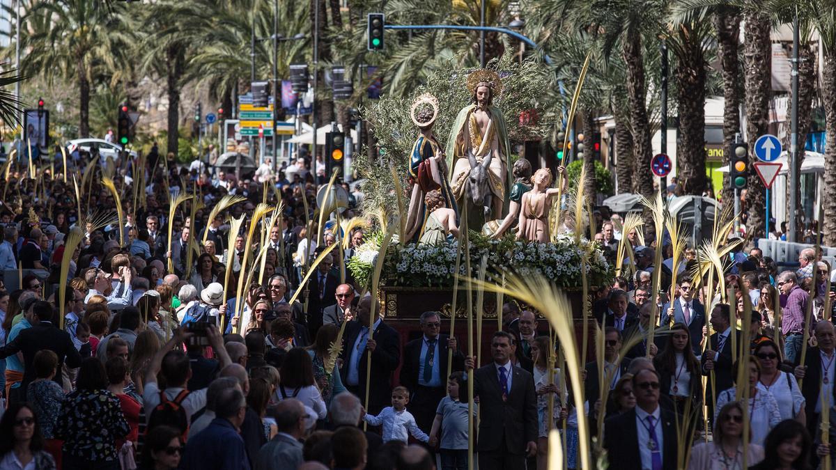 Procesión matinal del Domingo de Ramos en la ciudad de Alicante