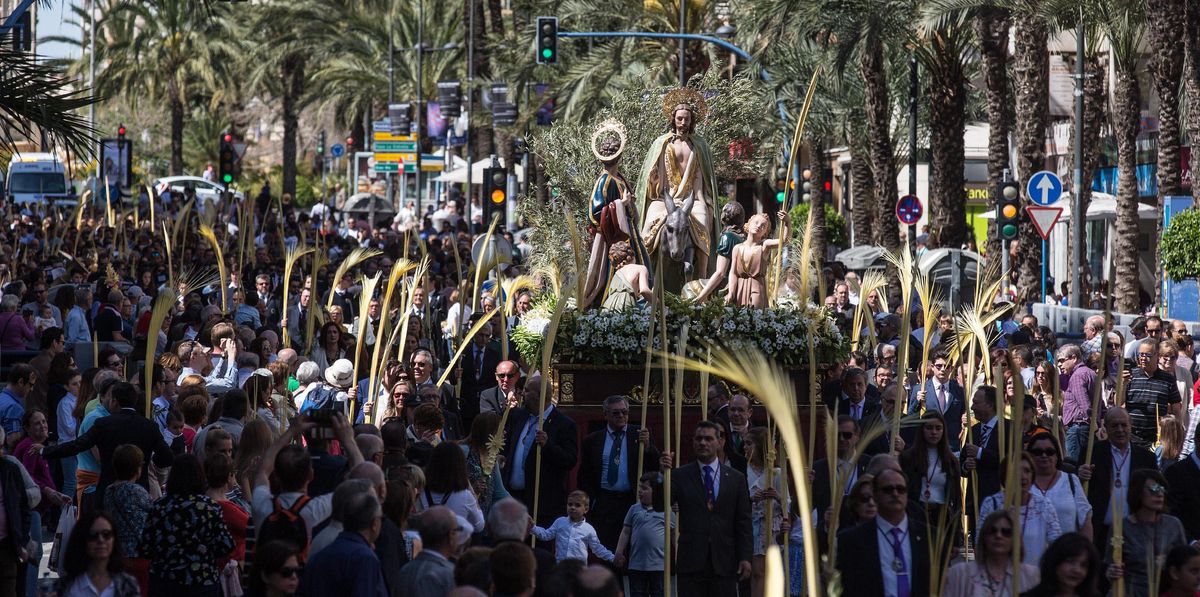 Procesión matinal del Domingo de Ramos en la ciudad de Alicante