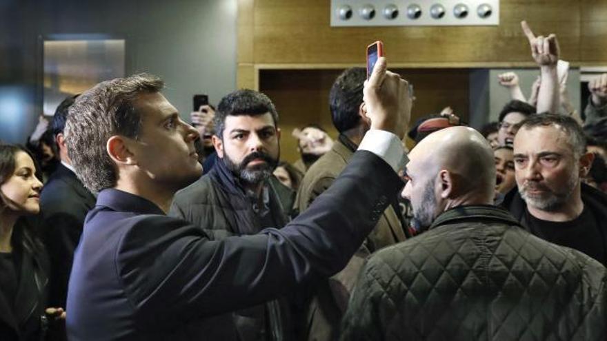 Escrache independentista en un acto de Ciudadanos en el Liceu de Barcelona