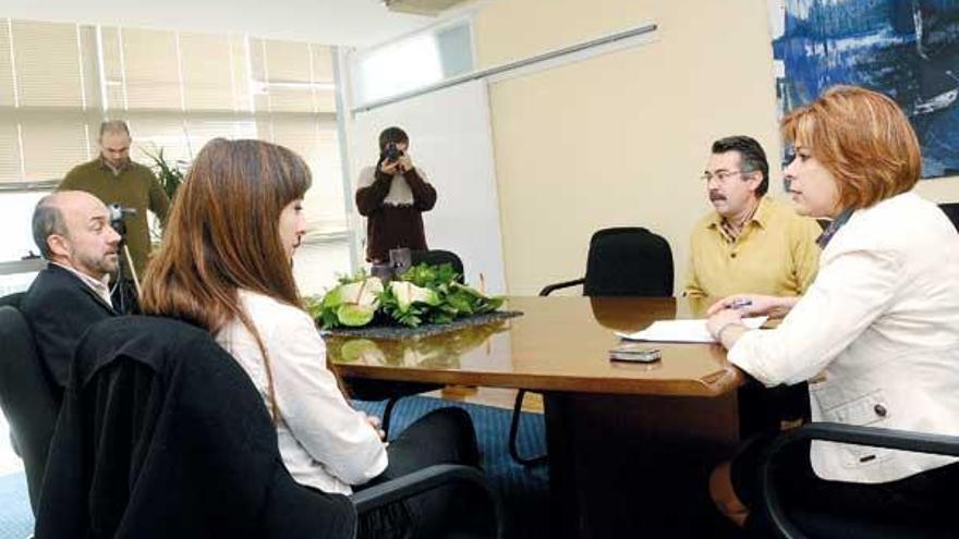 La alcaldesa Clara Millán (dcha.) con miembros de la comisión de empresarios de A Portela, reunidos ayer en el Concello.