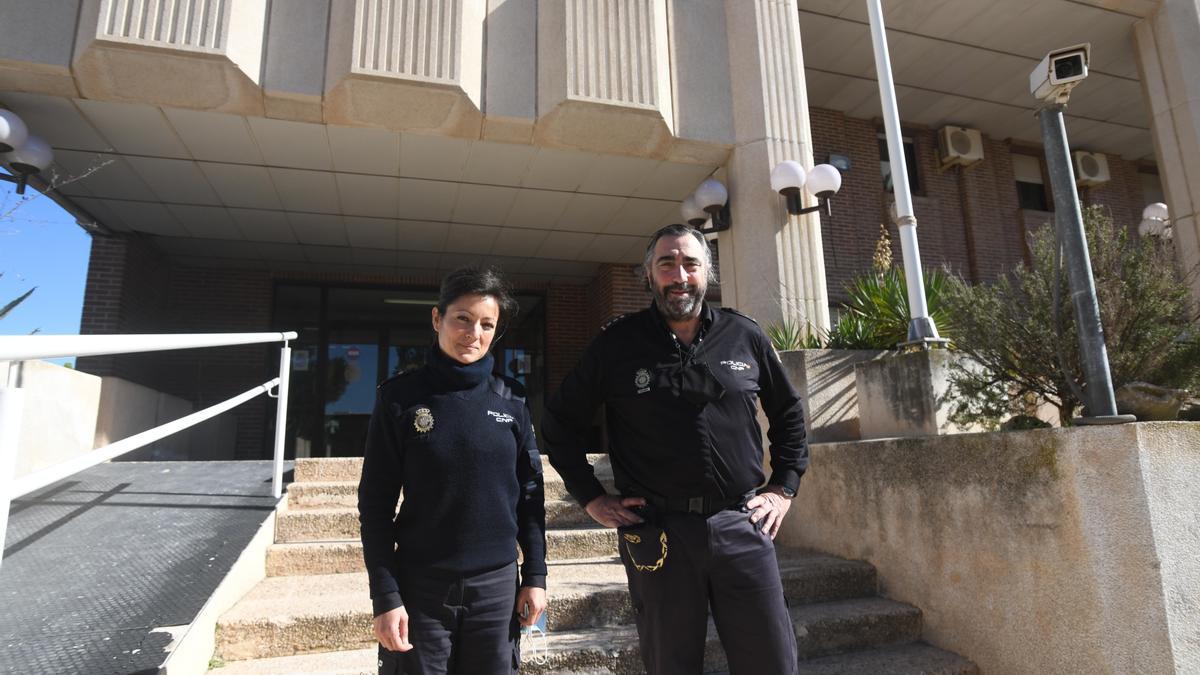 Donoso y Martínez, en la puerta de las dependencias de la Policía en Sangonera.