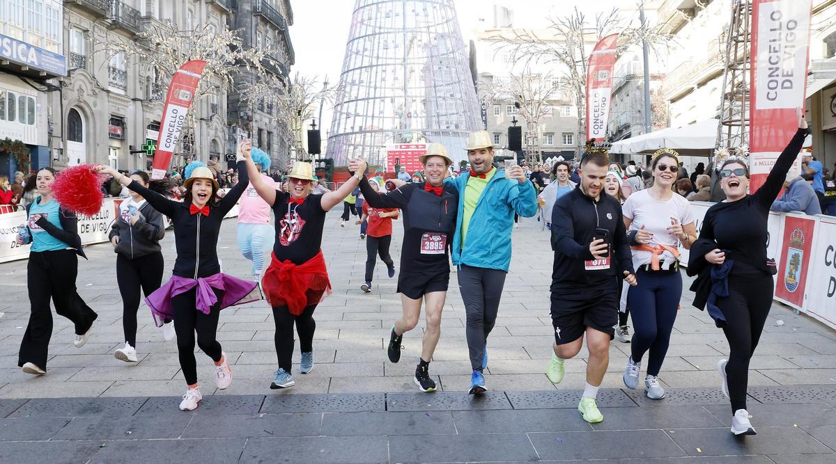 Loca carrera de Navidad: la San Silvestre colorea Vigo