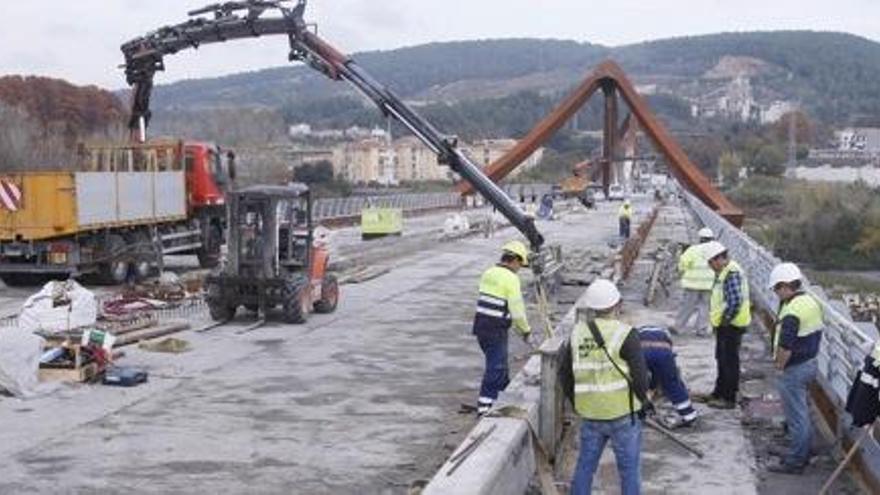 Un error al nou pont del Ter de Girona obliga a aixecar el ciment i tornar-lo a posar