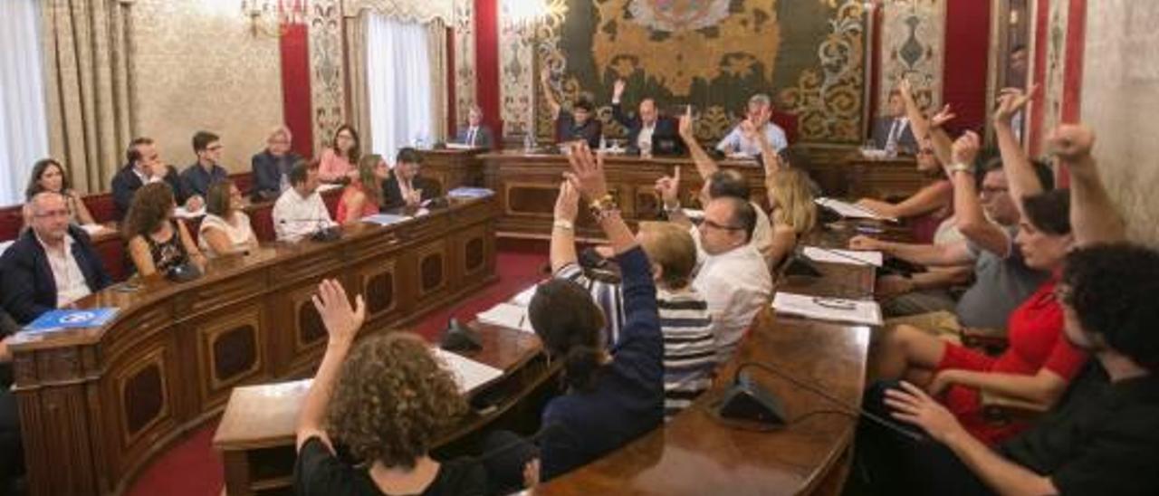 El tripartito, en solitario, vota a favor de las inversiones por un valor de 23,5 millones de euros.