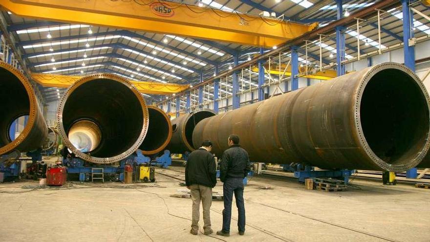 Producción de torres eólicas en la planta de Gestamp en O Carballiño, antes de la viguesa Ganomagoga.