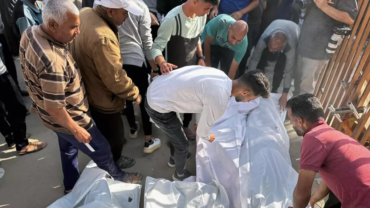 Tanques israelíes disparan en Gaza contra una multitud que intentaba obtener comida y matan al menos a 59 personas