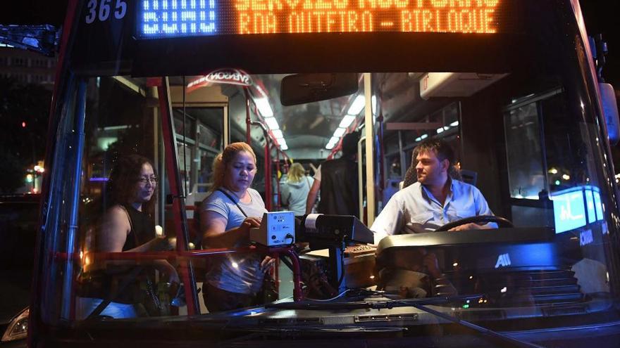 Una mujer estrena en O Birloque las paradas antiacoso del bus