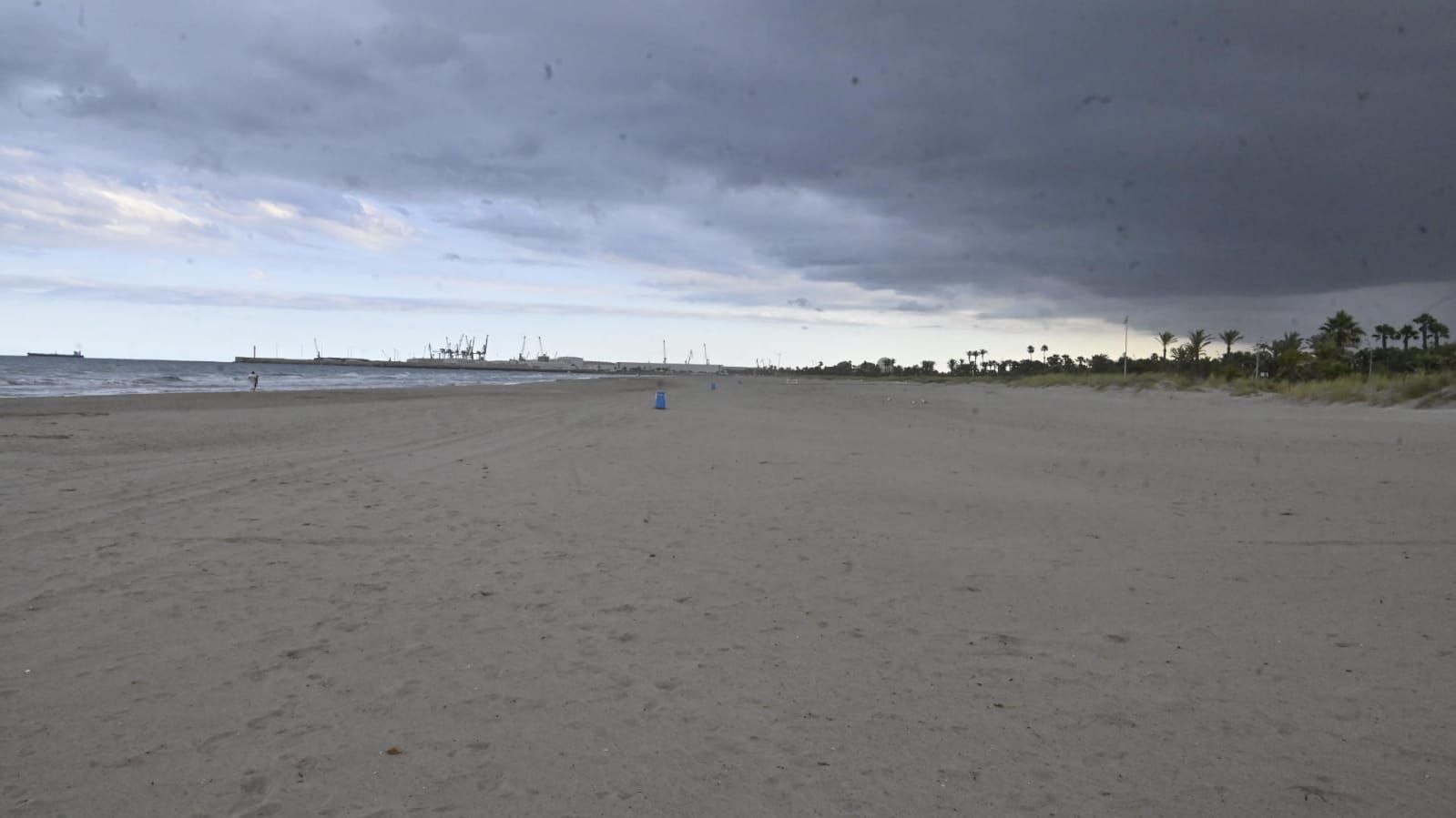 Imágenes de las playas de Castelló, cerradas para evitar aglomeraciones.