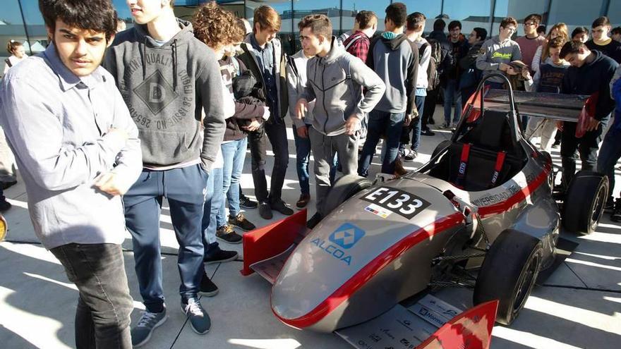 Los alumnos, ante el coche de Fórmula 1 construido por estudiantes de la Escuela Politécnica.