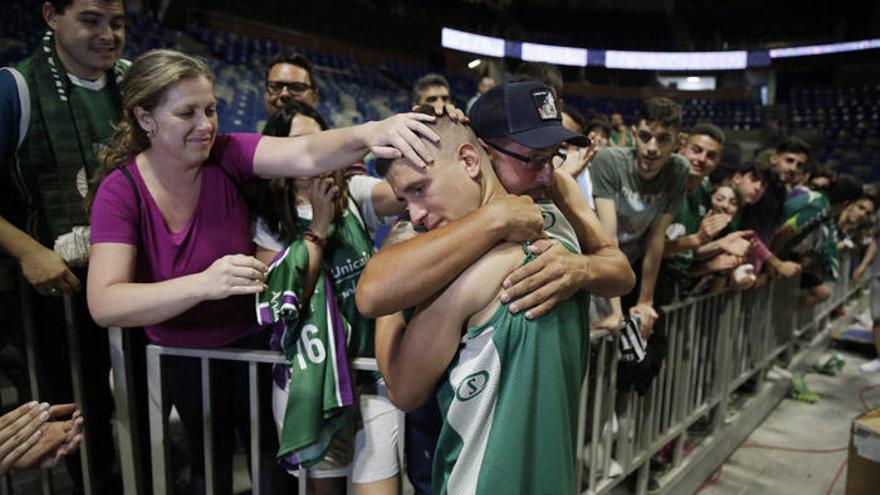 Nedovic, tras su último partido en Málaga, llorando, en el final de una era que esta semana renace.