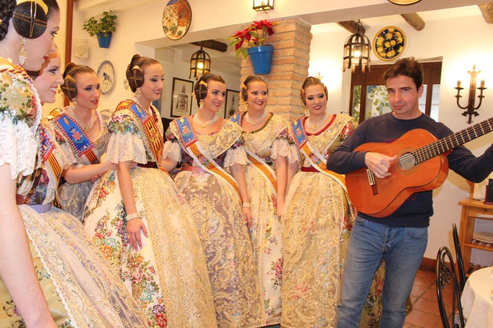 Muy poco antes de fallas, Rocío y la corte pasan dos días en Córdoba para el reportaje "Hermanas de Patrimonio" de Extra de Fallas.