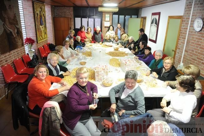 Los vecinos de San Antón preparan su día.