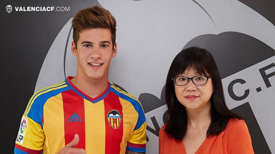 Santi Mina posa con la camiseta del Valencia // valenciacf