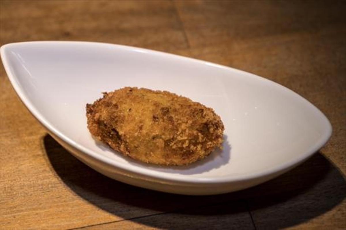 Croqueta de pollo al curri de Albert Ventura.
