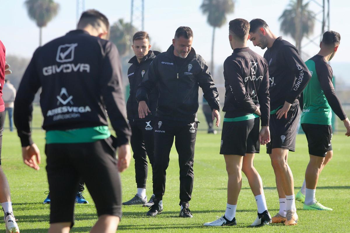 Ania sonríe junto a Albarrán e Isma Ruiz, antes del inicio del entrenamiento del Córdoba CF de este martes.