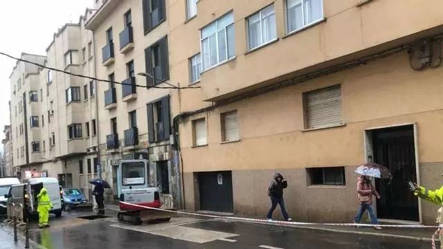 Video | Cuatro horas sin agua en la calle Camino Llano de Cáceres por el reventón de una tubería