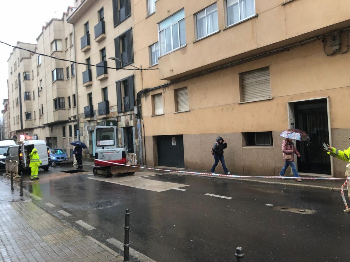 Las obras para reparar el reventón en la calle Camino Llano de Cáceres.