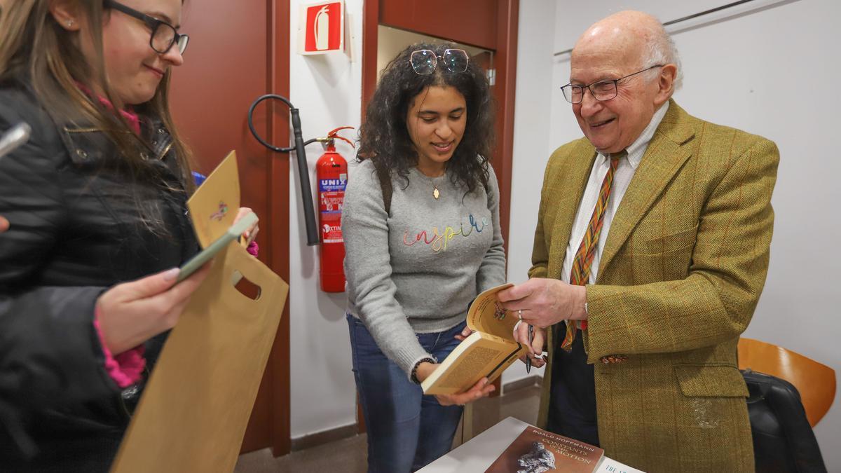 Roald Hoffmann, Premio Nobel de Química, firma ejemplares de su poemario &quot;Los hombres y las moléculas&quot;