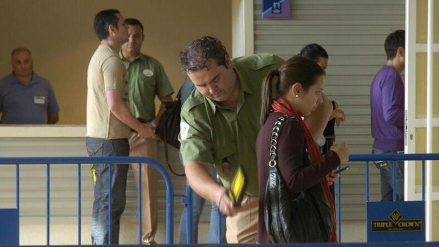 La Xunta endurece la vigilancia para evitar trampas en las oposiciones: controles en los aseos y nuevos detectores de dispositivos electrónicos