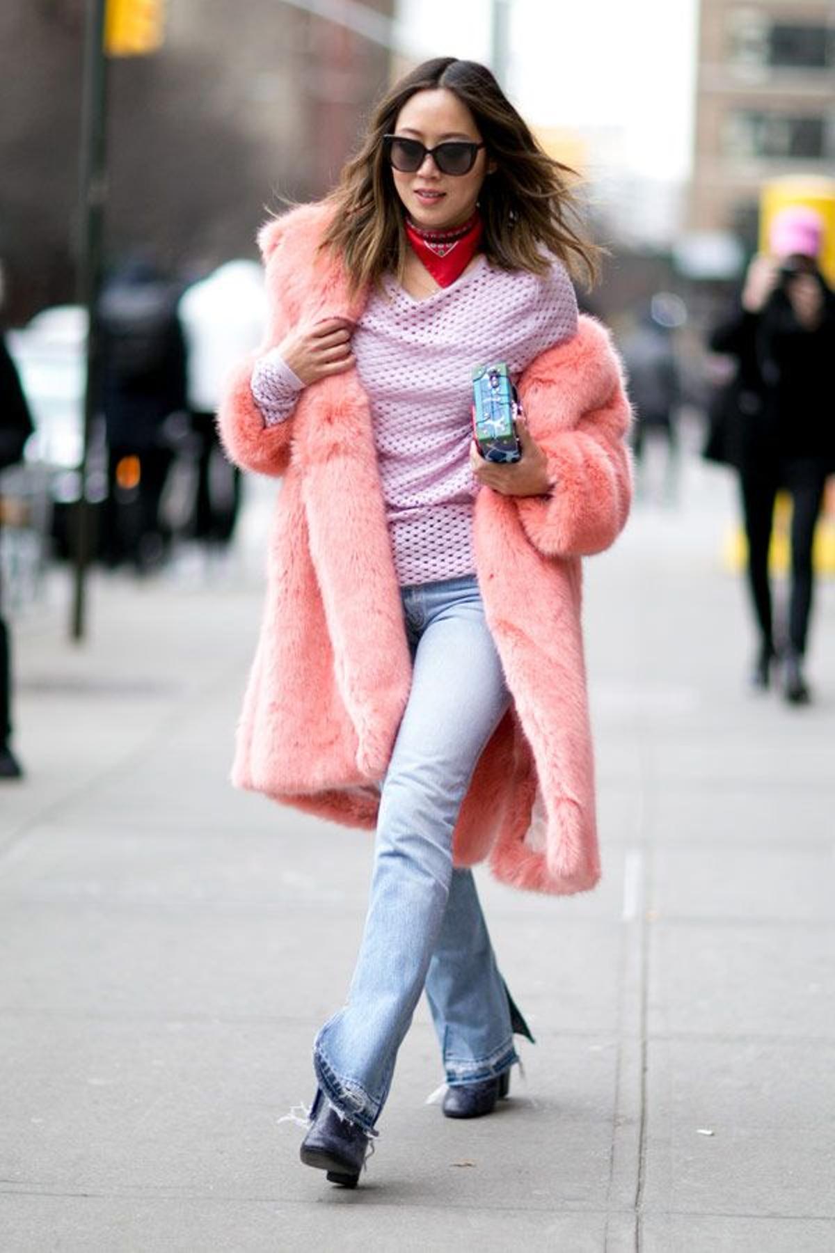Abrigo de pelo rosa 'oversized' en el 'street style' de Nueva York