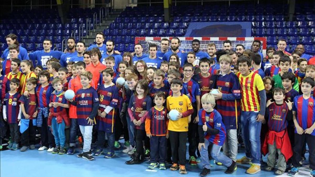 Lazarov, Perez de Vargas y el resto de jugadores posaron con los 100 niños