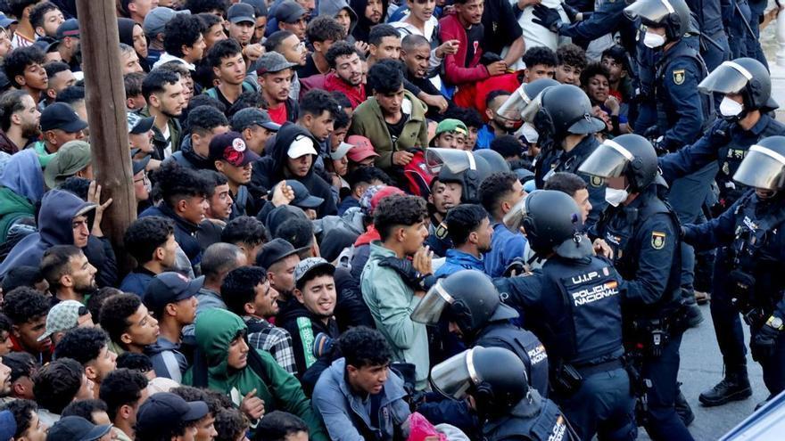 CEUTA MIGRANTES AVALANCHAS | Avalanchas y cargas policiales en Ceuta: decenas de migrantes se saltan el cordón durante el traslado al puerto