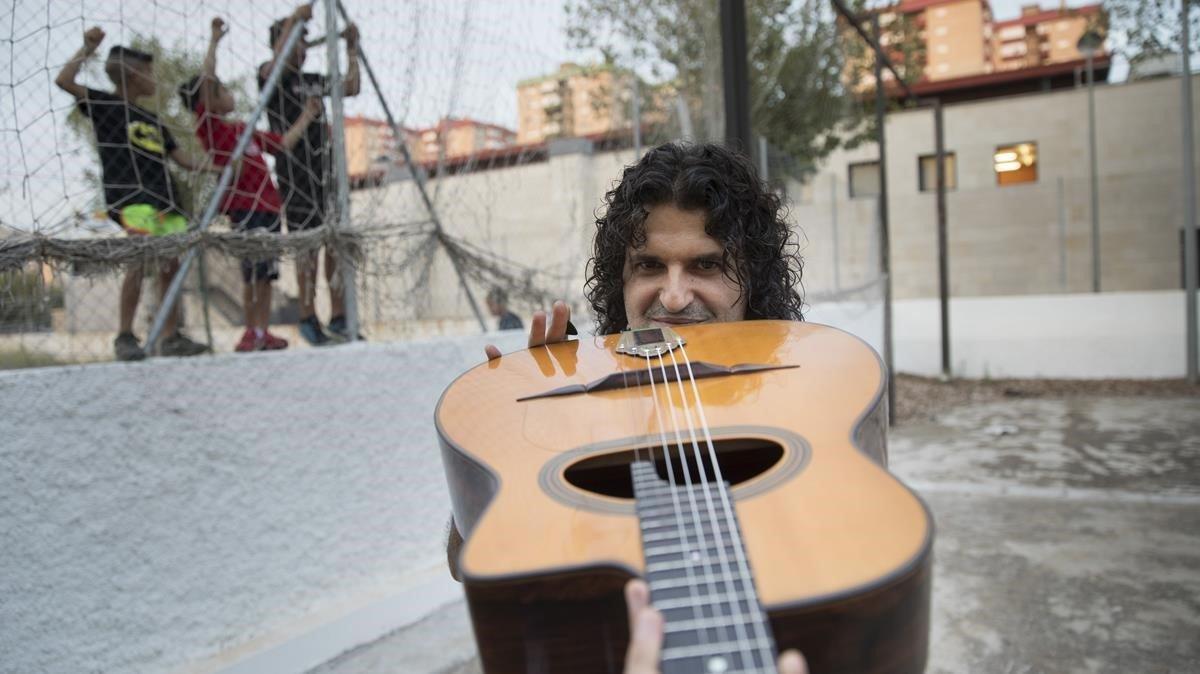 Albert Bello, profesor de jazz manouche o jazz gitano, en la Escola Municipal de Música de L’Hospitalet de Llobregat.