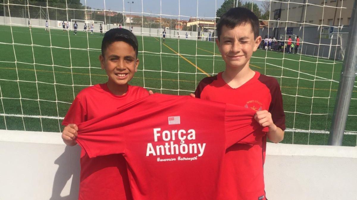 Andrew y Castillo, con la camiseta de apoyo a Anthony, enfermo de cáncer que es hermano de Andrew