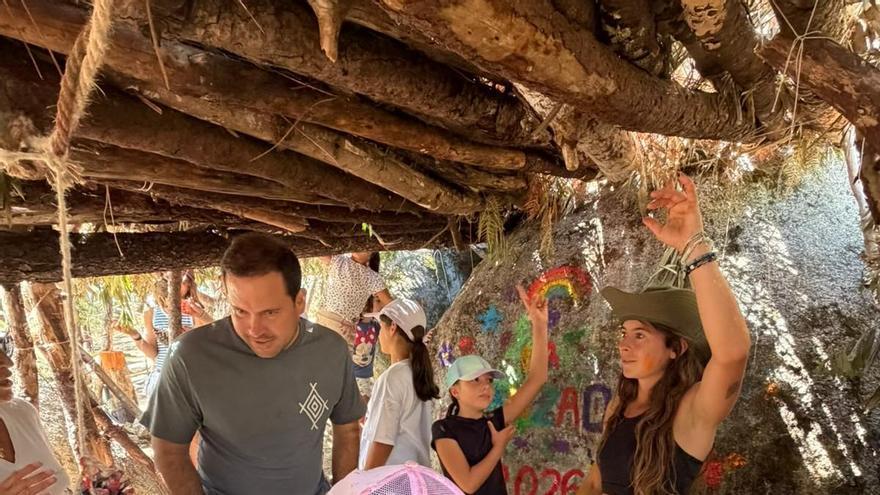 Construir una cabaña en el monte, uno de los alicientes para los niños que disfrutan de A Lanzada
