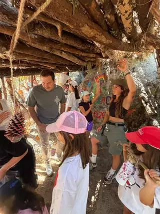Construir una cabaña en el monte, uno de los alicientes para los niños que disfrutan de A Lanzada