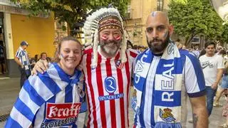 Aficionados del Atlético de Madrid y de la Real Sociedad toman las calles de Sevilla
