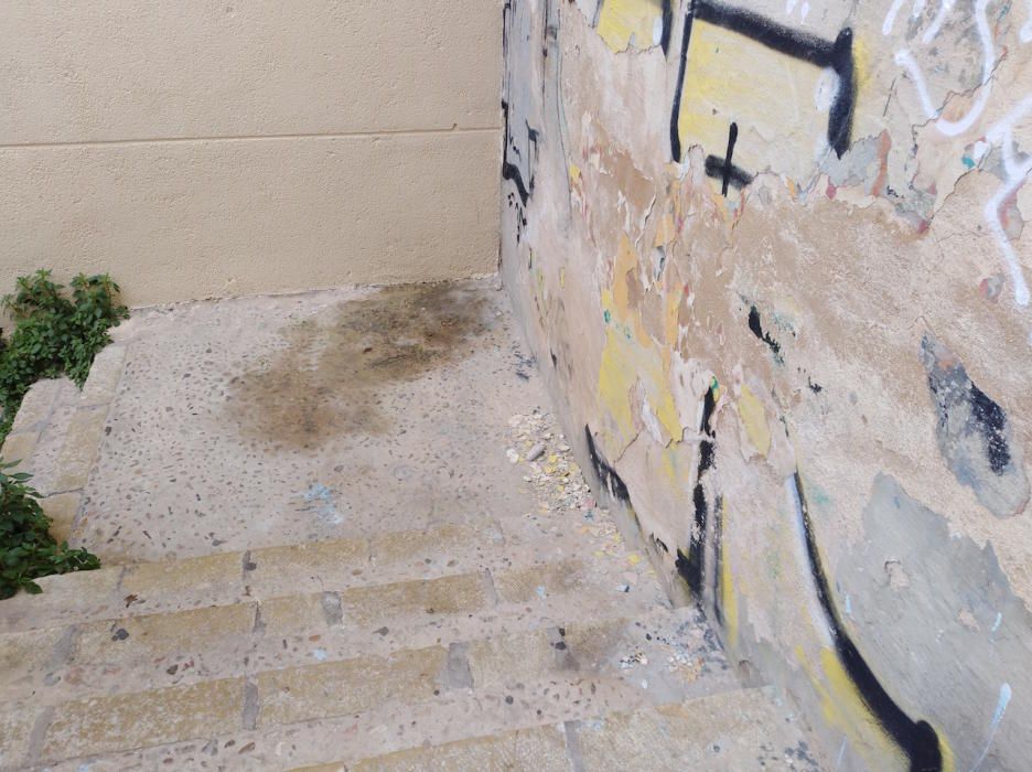 Escaleras degradadas en Joan Miró
