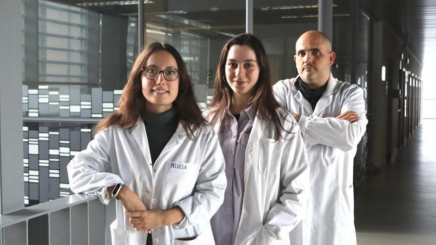 El investigador del Cimus Ricardo Villa Bellosta, con Alicia Flores Roco, izquierda, y Belinda Lago Vallejo