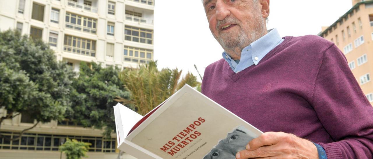 Pepe Moriana hojea su libro ‘Mis tiempos muertos, epístolas de una pasión’, en la Plaza de España de la capital grancanaria. | | JUAN CASTRO