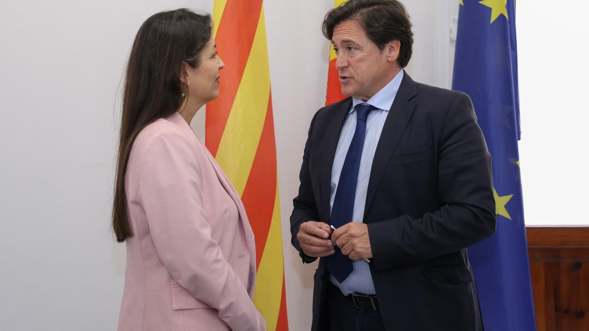 El director general de Administración Local, José Antonio Redorat, y la directora gerente de la Fundación Escuela de Posgrado y Red de Centros de Investigación en Inteligencia Artificial de la Comunitat Valenciana (ValgrAI).