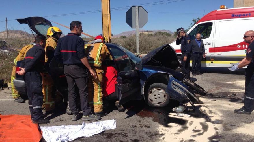 Un turismo choca contra un camión en el camino de Alcoraya