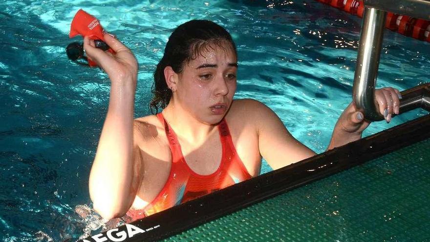 La nadadora pontevedresa Águeda Cons tras llegar a meta en una prueba. // Rafa Vázquez