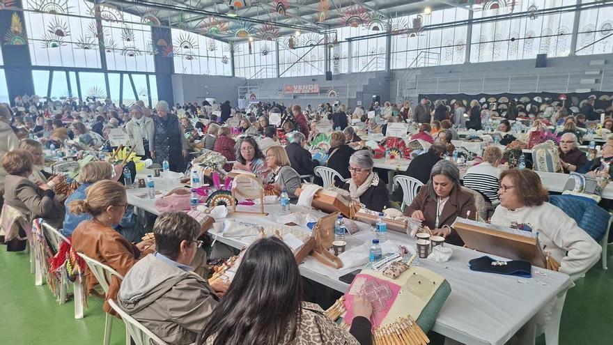 Medio millar de «palilleiras» exhiben su arte en Meaño