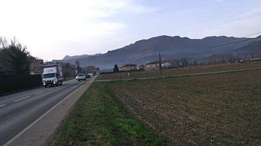 L&#039;actual carretera al costat dels camps de la Vall d&#039;en Bas