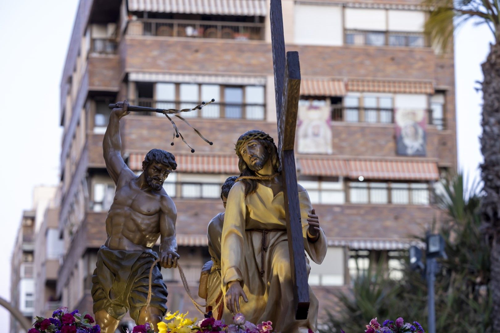 La procesión del Santo Entierro de Cristo del Viernes Santo en Torrevieja, en imágenes