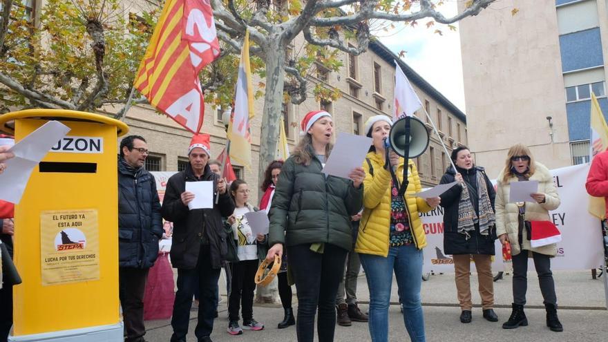 Los interinos protestan a ritmo de villancicos por la &quot;incompetente gestión de personal&quot; de la DGA