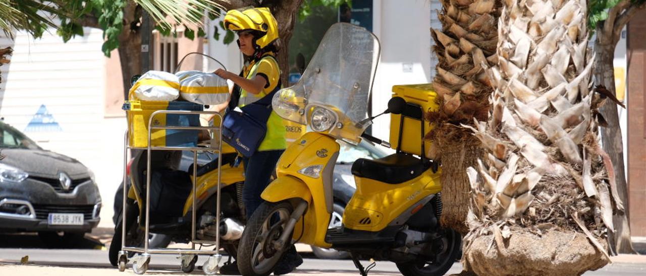 La plantilla de carteros se reduce este verano en el Alto y Medio Vinalopó por las vacaciones.