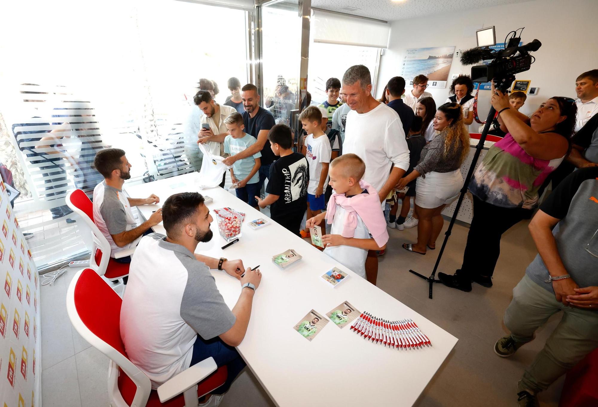 Los jugadores del Valencia CF José Luis Gayà y Giorgi Mamardashvili en un Meet&Greet en Benidorm