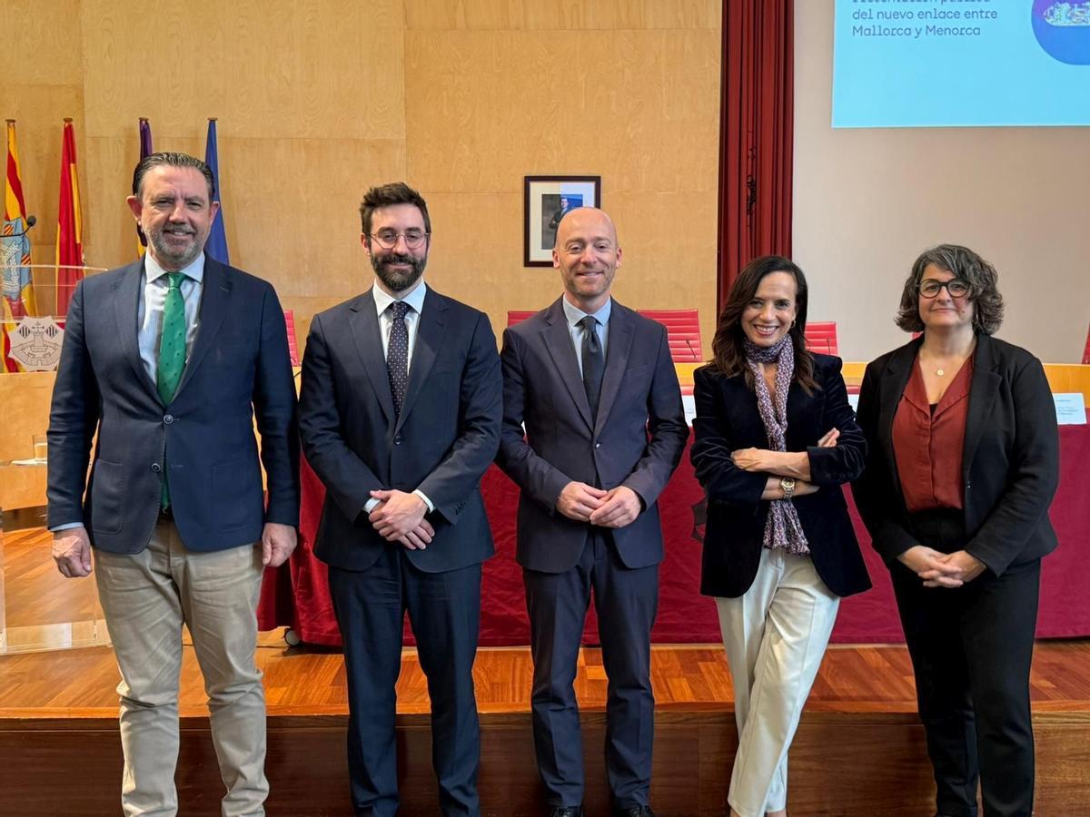 Las autoridades autonómicas e insulares, con los representantes del gobierno central y Red Eléctrica, este viernes en Maó.